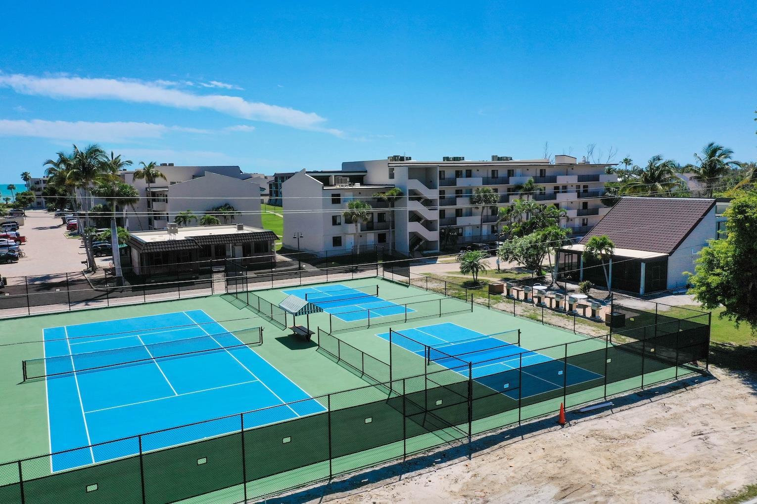 The wellmanicured gronds at Loggerhead Cay Condos